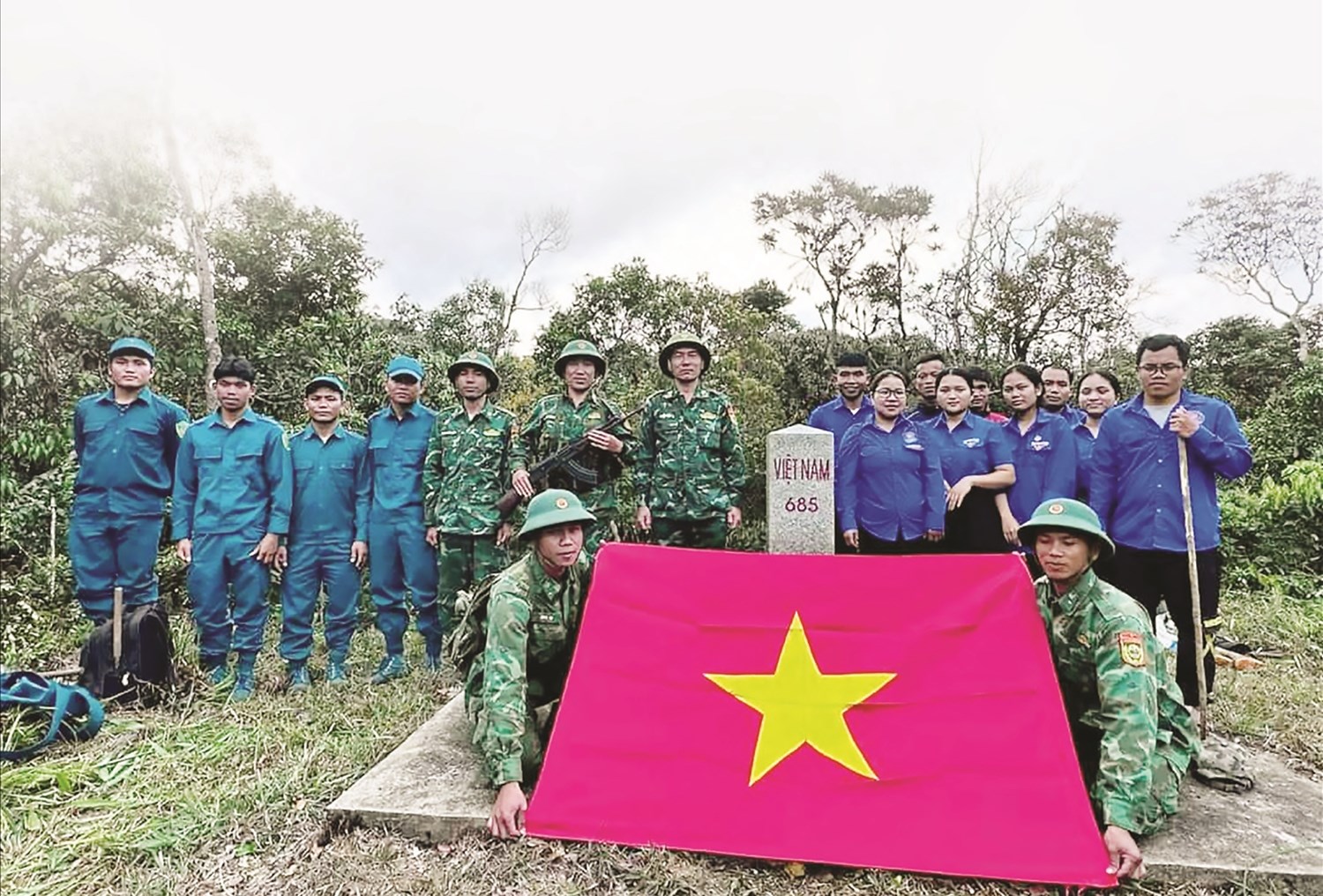 Cán bộ, chiến sĩ Đồn Biên phòng Gary cùng người dân tuần tra bảo vệ biên giới