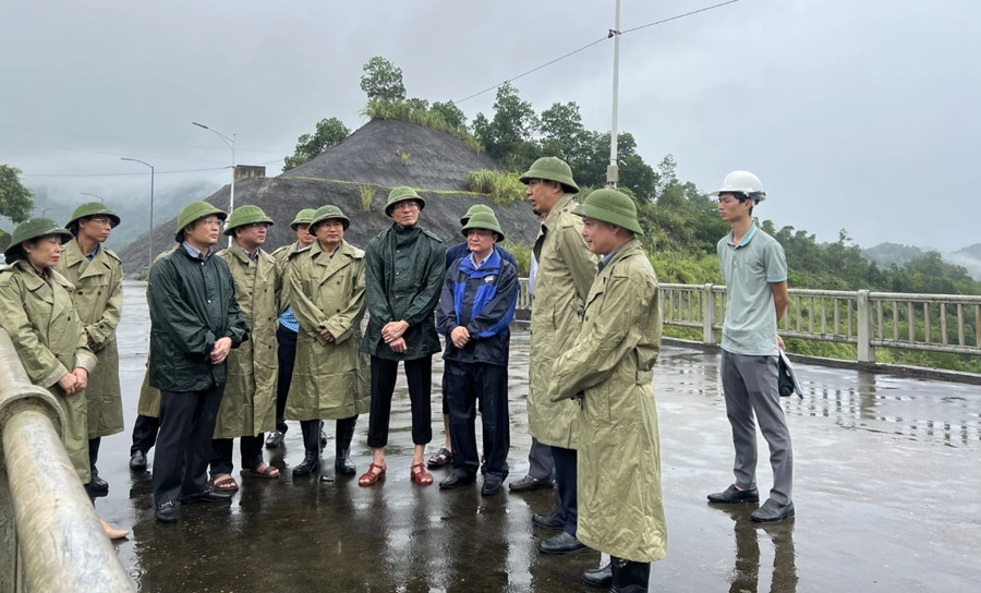 Đoàn công tác do ông Lê Đức Giang - Phó Chủ tịch UBND tỉnh Thanh Hóa dẫn đầu đi kiểm tra hồ chứa Cửa Đạt