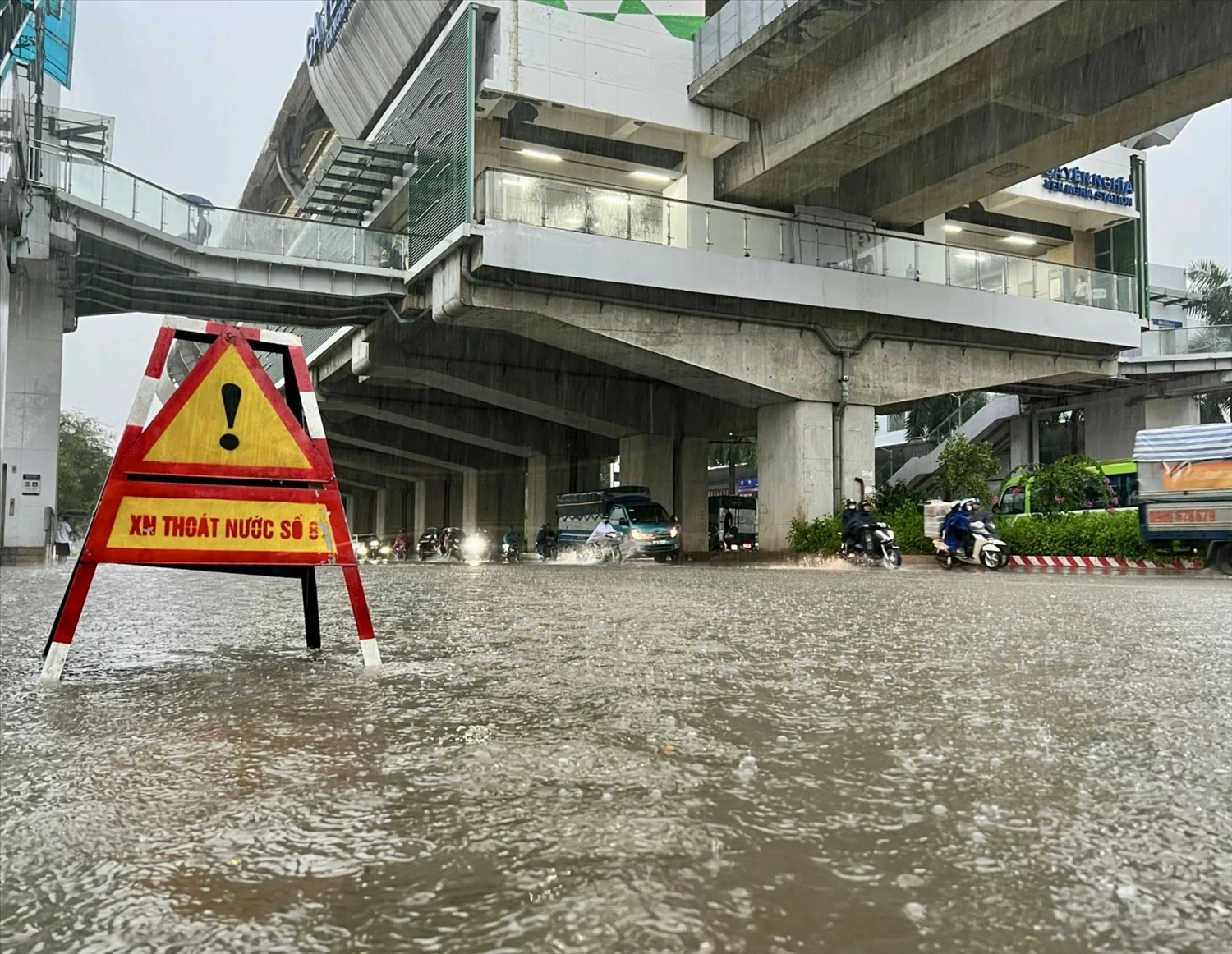 Hà Nội mưa cả ngày, nhiều tuyến phố ngập sâu 3