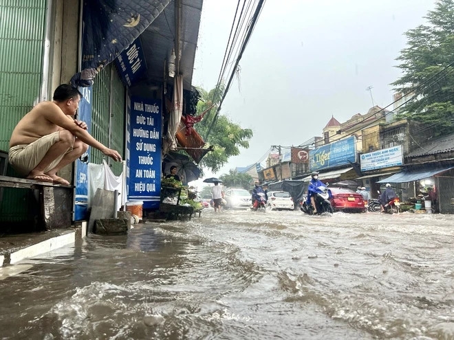 Hà Nội mưa cả ngày, nhiều tuyến phố ngập sâu 2