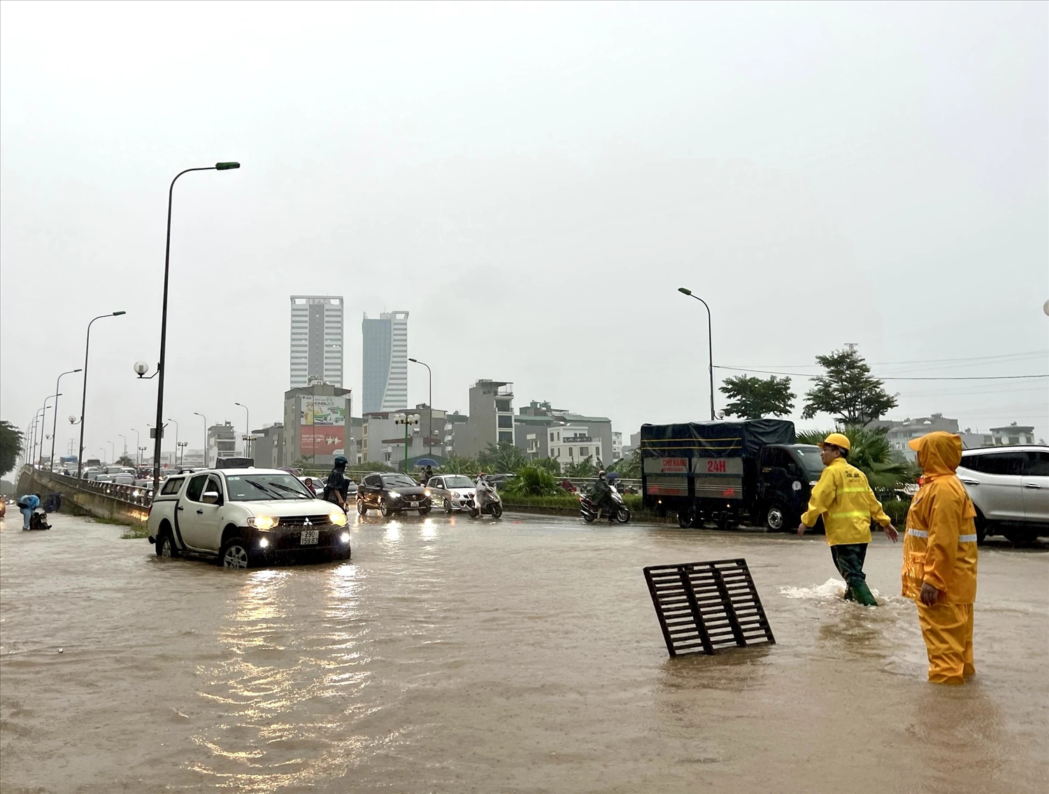 Hà Nội mưa cả ngày, nhiều tuyến phố ngập sâu 4