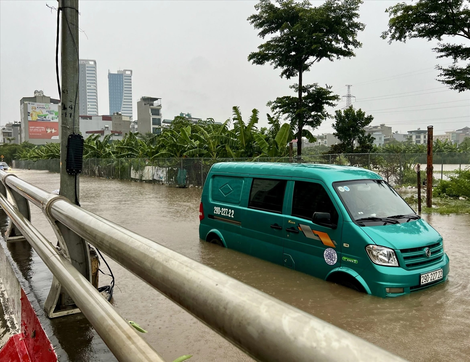 Hà Nội mưa cả ngày, nhiều tuyến phố ngập sâu 5