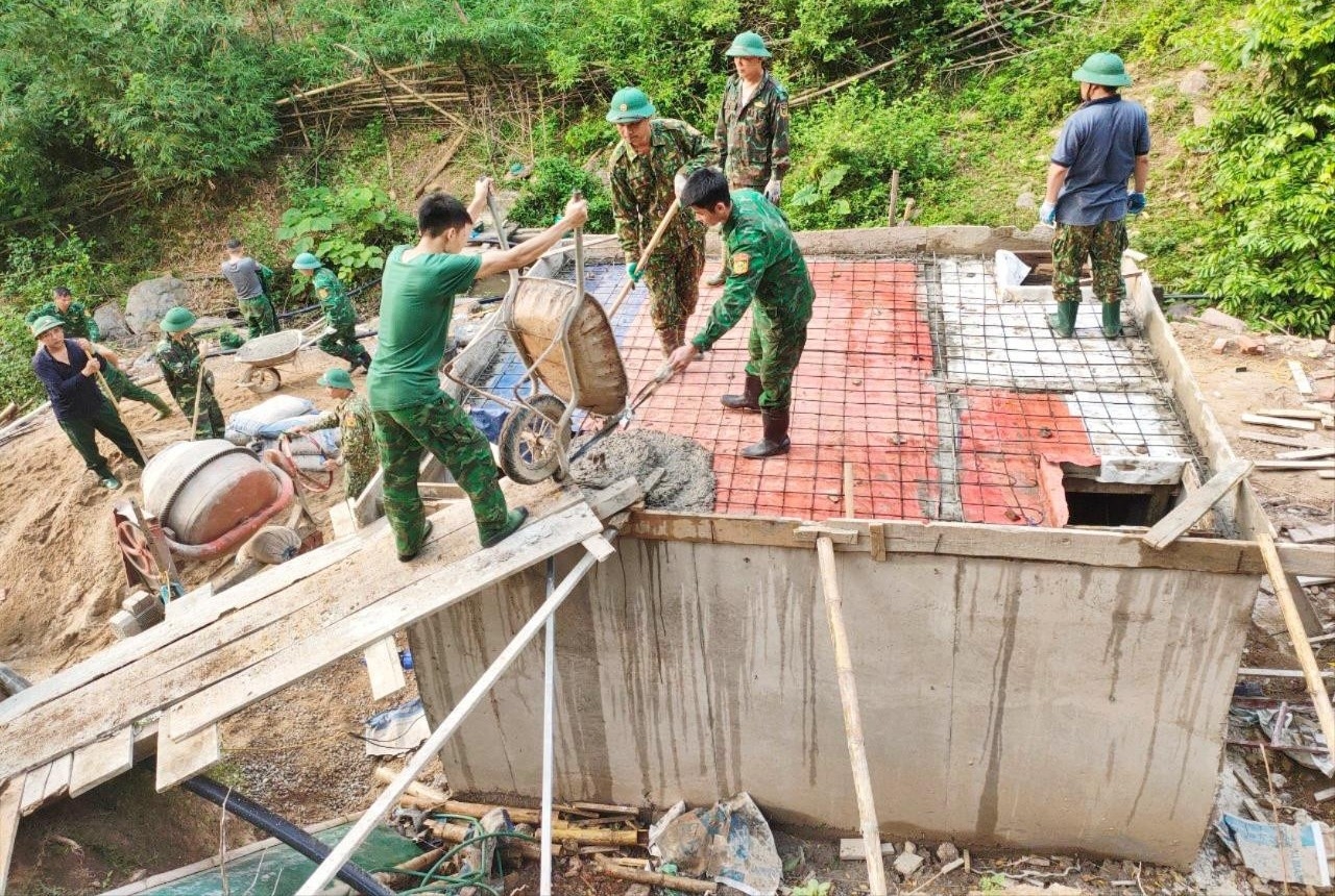 Tổ thợ xây của Đồn Biên phòng Tam Quang xây dựng bể nước cho nhân dân bản Tùng Hương