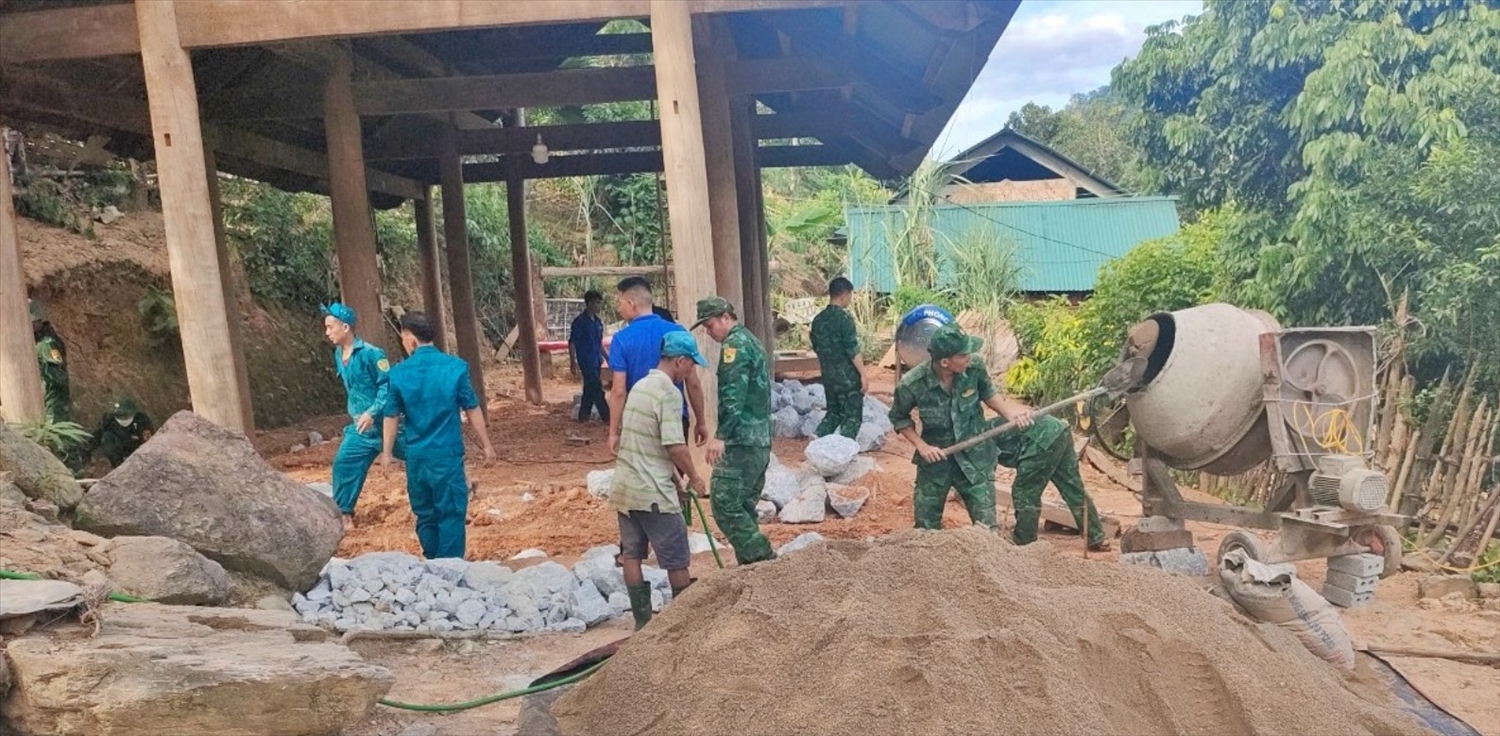 Tổ thợ xây của Đồn Biên phòng Tam Quang phối hợp cùng các lực lượng khác giúp người dân có hoàn cảnh khó khăn dựng nhà