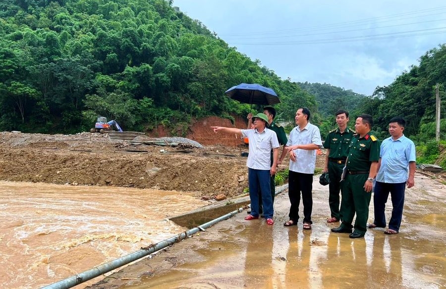 Lãnh đạo huyện Mường Lát đi thị sát và chỉ đạo khắc phục thiên tai