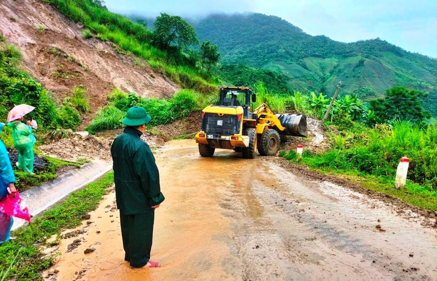 Khắc phục sạt lở trên tuyến Quốc lộ 15C, qua xã Pù Nhi, huyện Mường Lát.