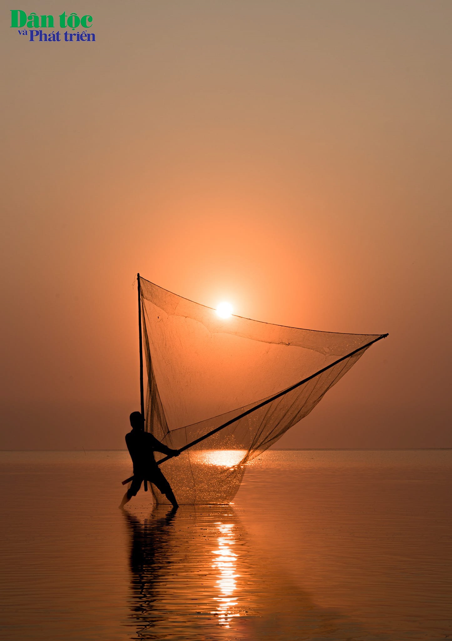 Người dân Quang Lang sử dụng một ngư cụ truyền thống được tạo nên từ hai cây tre dài, xếp hình chữ V và lưới để đánh bắt tôm, cá nhỏ ở các vùng nước ven bờ. Gọng te lúc lên cao, lúc hạ xuống thấp trông như những cánh buồm no gió.