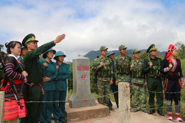 Cán bộ, chiến sĩ Đồn Biên phòng Nà Bủng, BĐBP Điện Biên phối hợp với lực lượng dân quân tự vệ và Nhân dân địa phương tuần tra bảo vệ biên giới