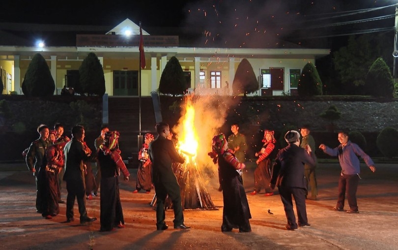 Già làng, Người có uy tín huyện Mường Nhé cùng cán bộ, chiến sĩ Đồn Biên phòng A Pa Chải (BĐBP Điện Biên) mở rộng vòng xòe thắt chặt tình đoàn kết quân dân (Ảnh: TTXVN).