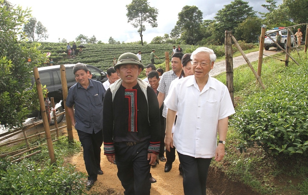 Ông Hạng A Sào cùng với Tổng Bí thư Nguyễn Phú Trọng và Đoàn công tác thăm quan mô hình trồng chè của gia đình ông và một số hộ ở xã Bản Bo, huyện Tam Đường, tỉnh Lai Châu năm 2016