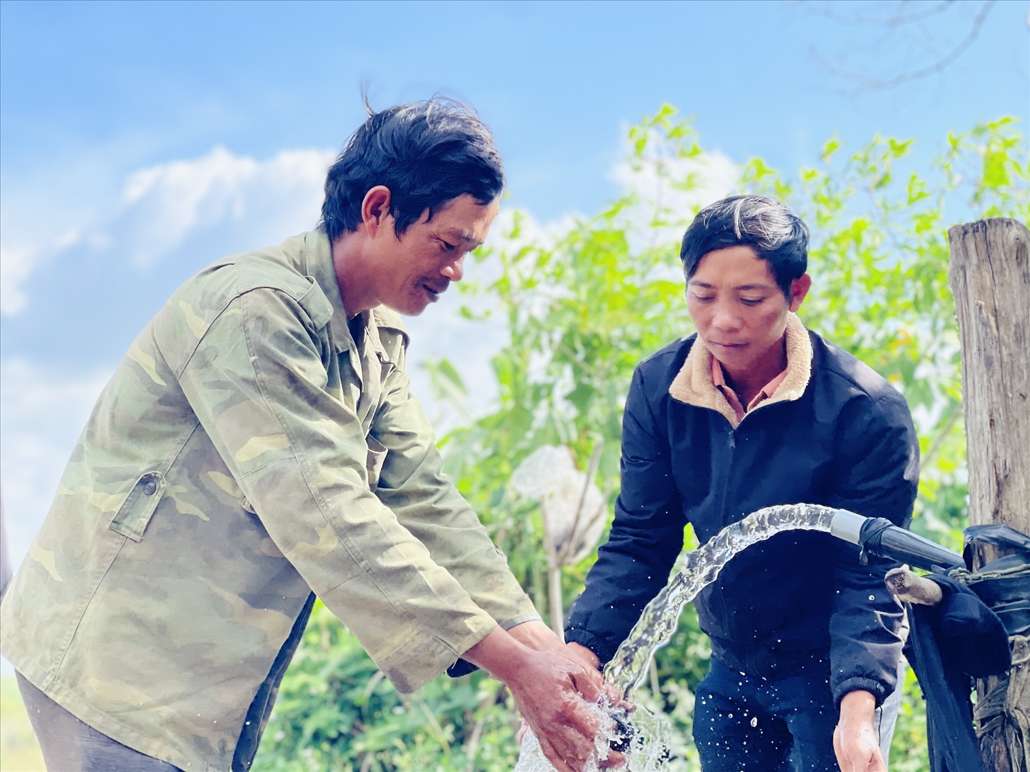 Anh Đinh Hmach (bên trái, làng Hrach, xã Chư Krêy, huyện Kông Chro) dẫn thành công nguồn nước mát từ đỉnh Bok Ưng xuống chân núi phục vụ sinh hoạt, sản xuất cho bà con