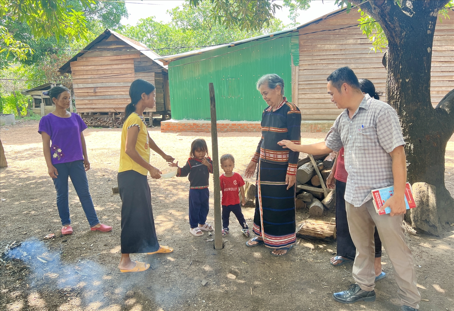 Anh Nguyễn Tuấn Anh, Phó Chủ tịch UBND xã Ia Mơ (huyện Chư Prông, tỉnh Gia Lai) vận động bà con xóa hủ tục, tập trung làm ăn