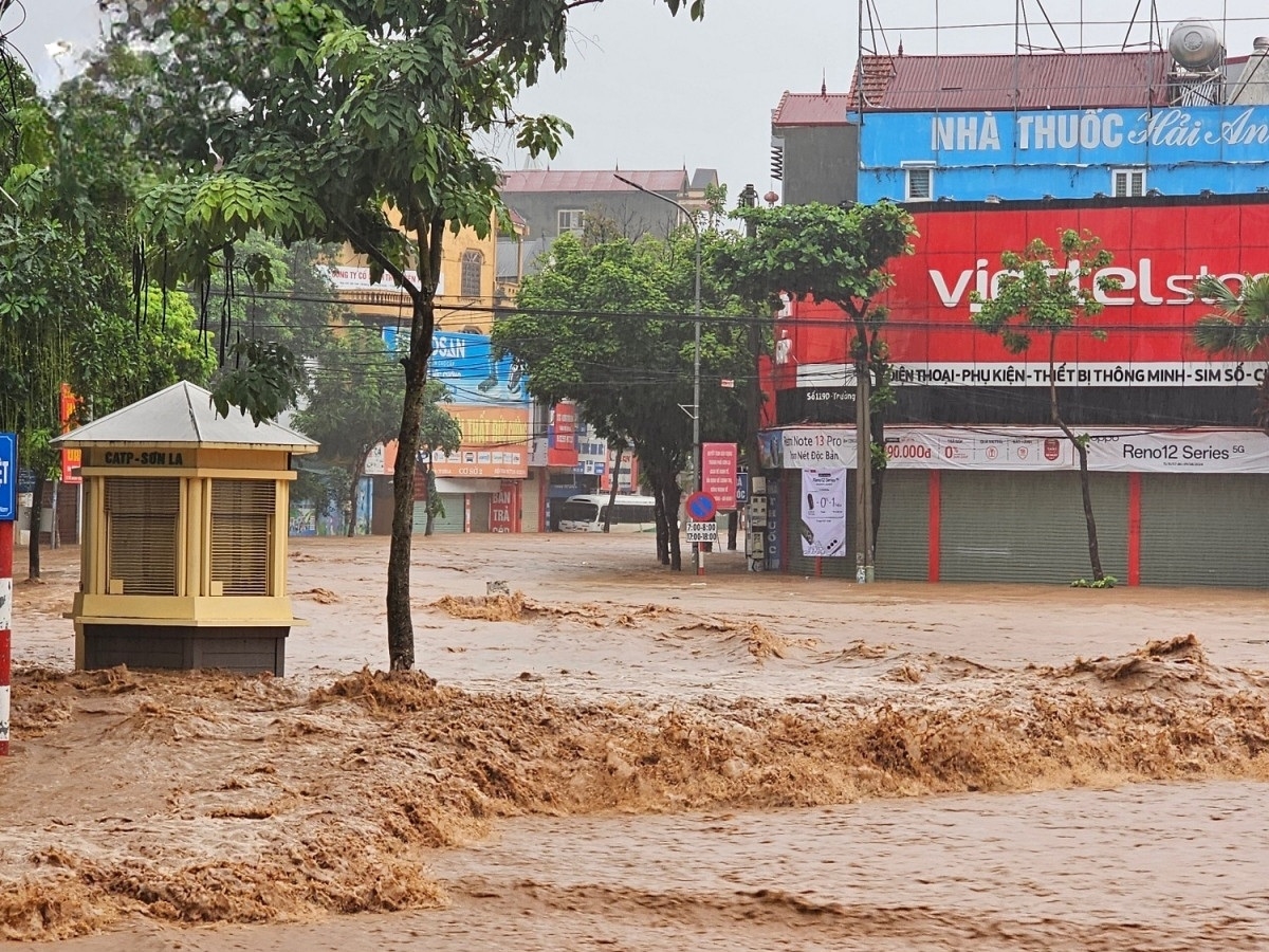 Đến 8 giờ sáng, TP Sơn La vẫn chìm trong biển nước do mưa lớn kéo dài