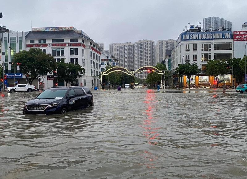 Tại Hà Nội, mưa lũ cũng khiến nhiều khu vực nội thành và ngoại thành bị ngập sâu