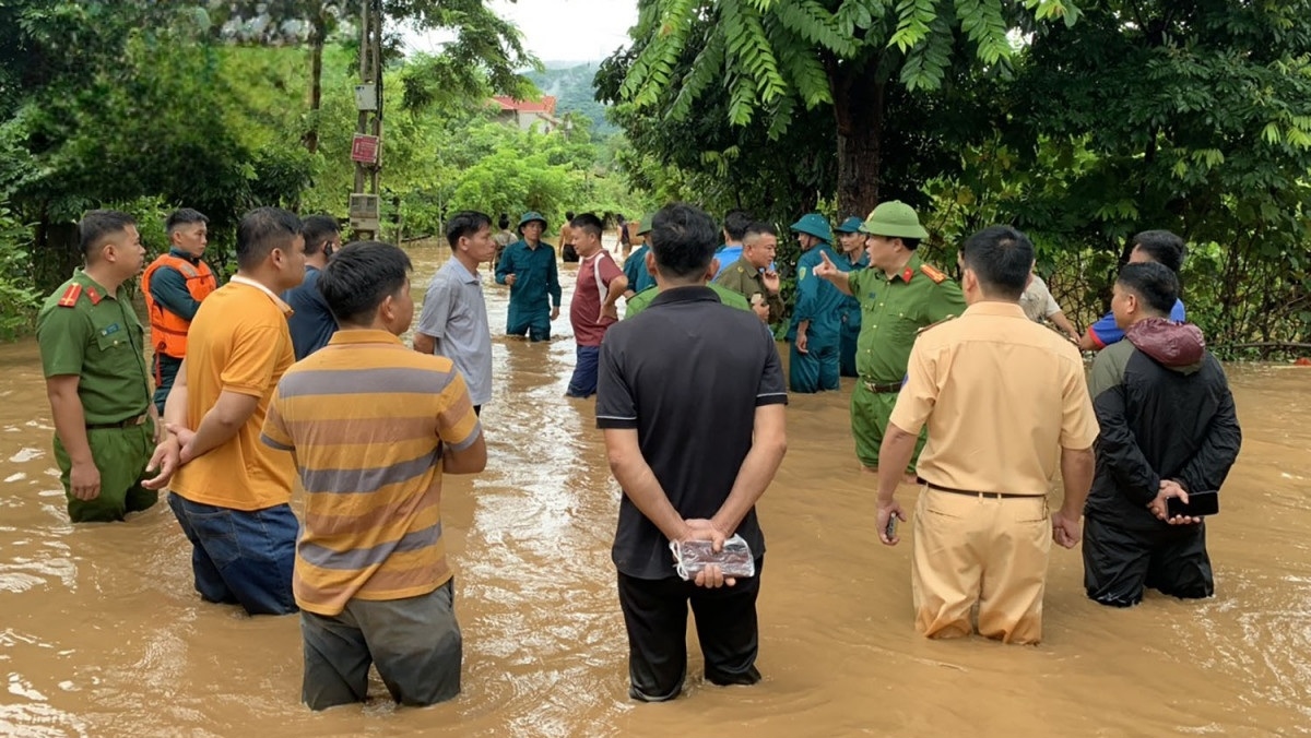 Tại bản Ta Mo, xã Mường Bú, huyện Mường La, có hơn 30 hộ dân bị nước ngập sâu