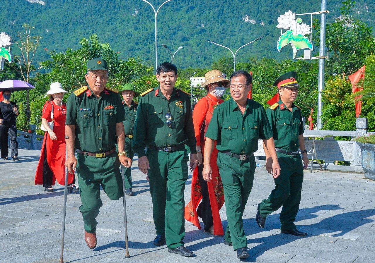 Cựu chiến binh Hoàng Bá Xang (ngoài cùng bên trái) trở về thăm lại đồng đội xưa