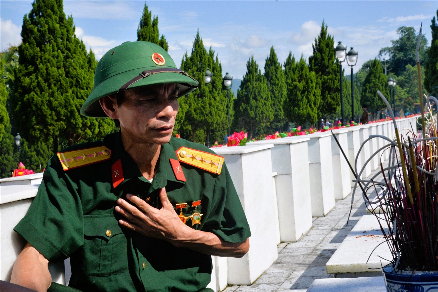 Trở về thăm lại đồng đội xưa, những chiến binh ngày ấy đều không giấu được sự xúc động