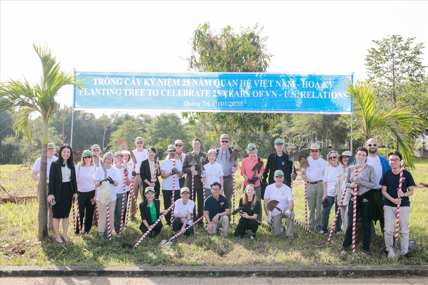 Đoàn ngoại giao nhân dân Peace Trees, trong đó có CCB Mỹ Kem Hunter và Thiếu tá Chuk Casey, Tùy viên Thủy quân lục chiến Mỹ tại Việt Nam chuẩn bị trồng cây tại khu vực Vĩ tuyến 17- giới tuyến chia cắt đất nước Việt Nam hơn 20 năm bởi chiến tranh