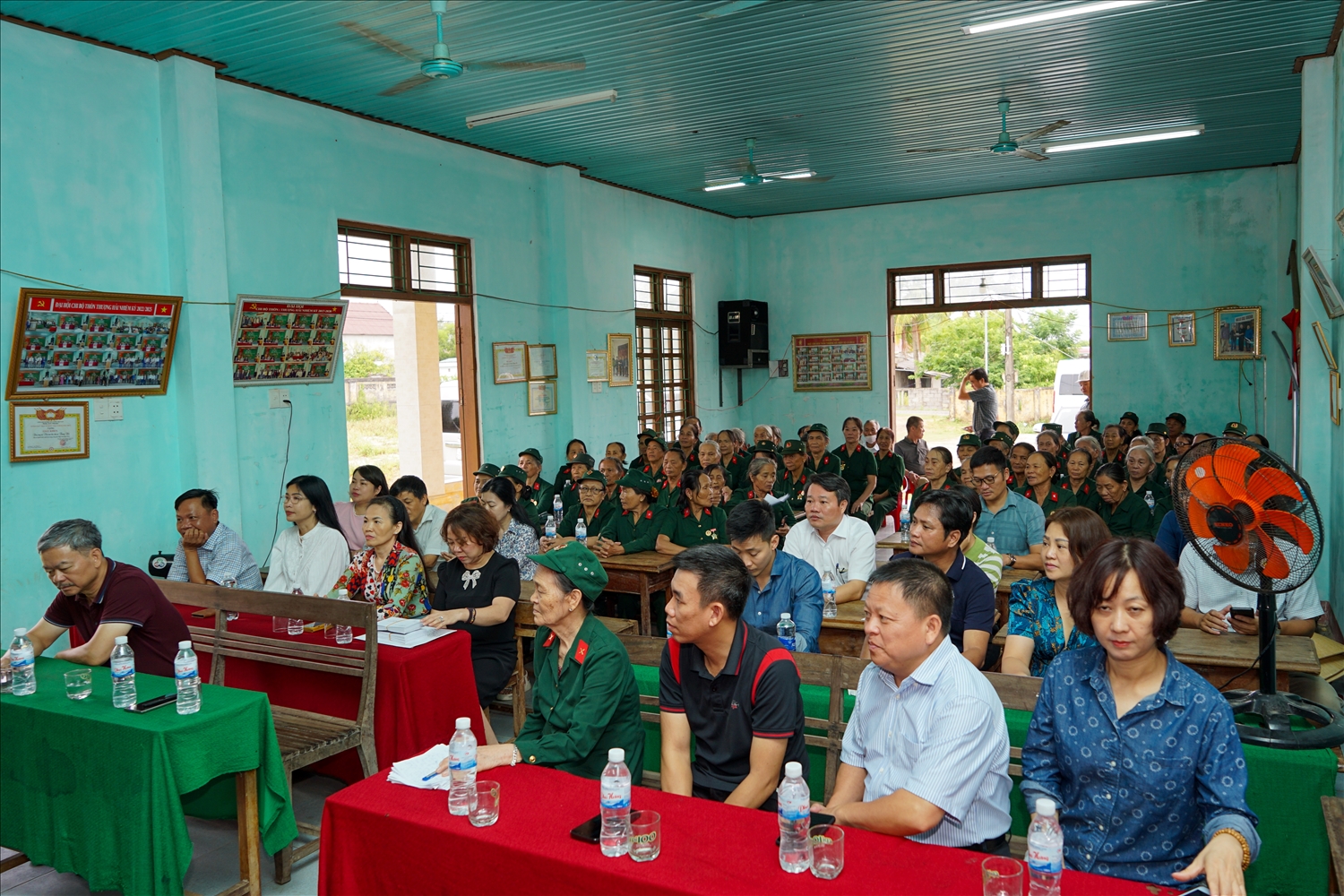 CĐ Bùi Hạ Đảng ủy Tổng công ty Điện lực miền Bắc đến thăm, tặng quà Đại đội nữ pháo binh Ngư Thủy, Quảng Bình