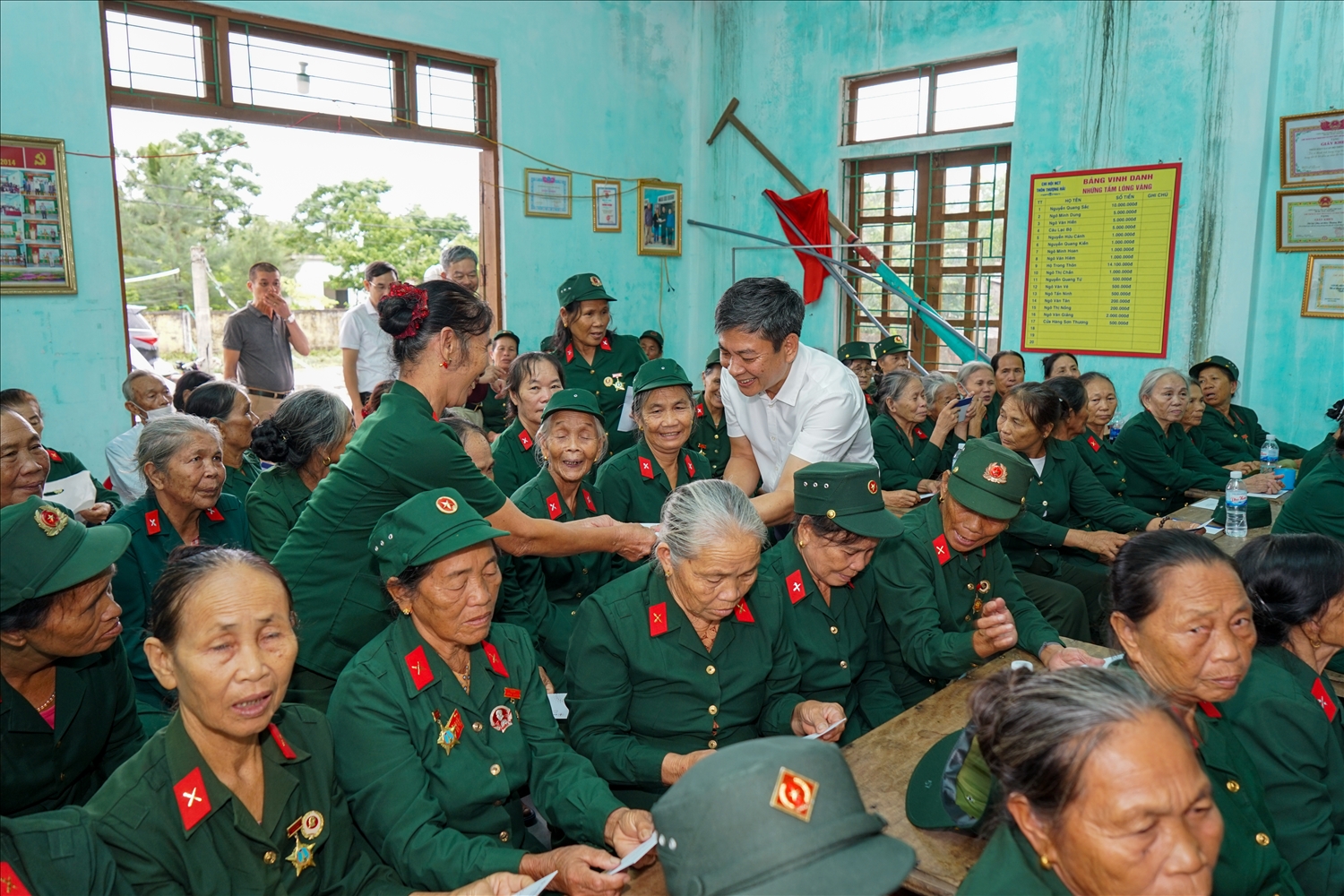 Ông Vũ Thế Nam, Phó Bí thư Đảng uỷ, Thành viên HĐTV tặng quà cho các nữ nữ pháo binh Ngư Thủy