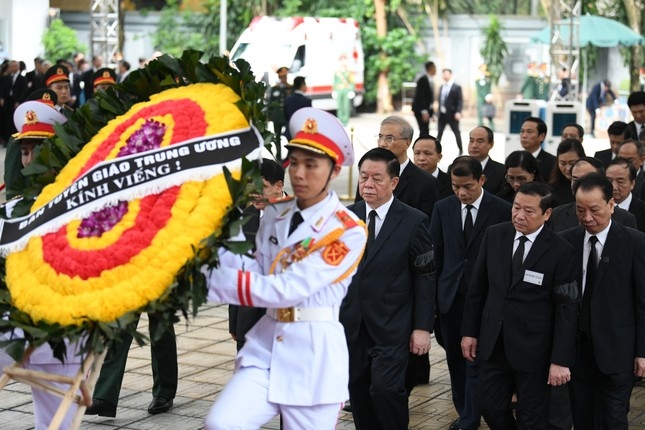 Đoàn Ban Tuyên giáo Trung ương vào viếng