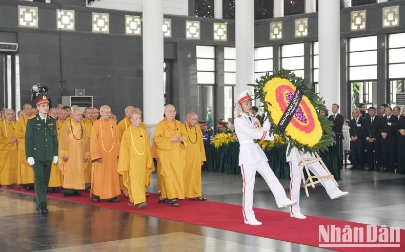 Đoàn Giáo hội Phật giáo Việt Nam viếng Tổng Bí thư Nguyễn Phú Trọng. (Ảnh: Nhandan.vn)