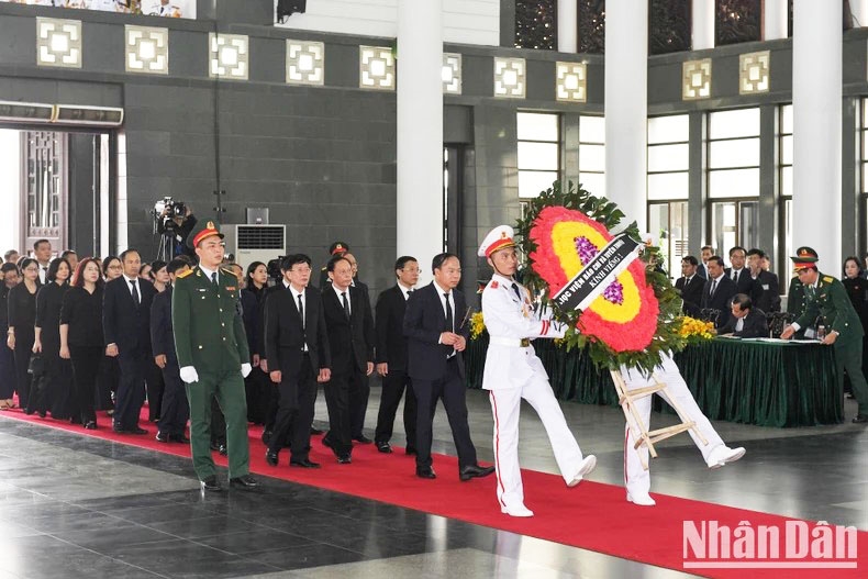 Đoàn Học viện Báo chí và Tuyên truyền viếng Tổng Bí thư Nguyễn Phú Trọng. (Ảnh: Nhandan.vn)