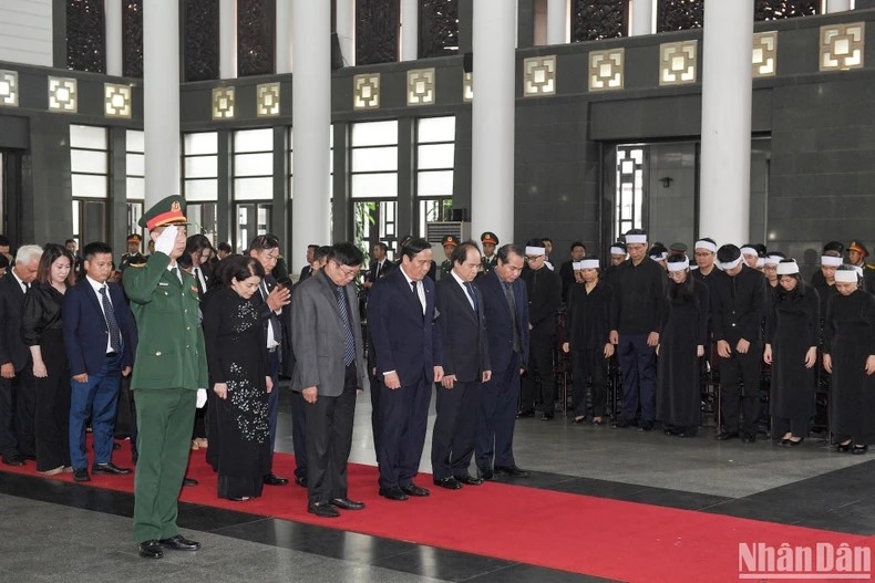 Đoàn đại diện Hội Người cao tuổi viếng Tổng Bí thư Nguyễn Phú Trọng. (Ảnh: Nhandan.vn)