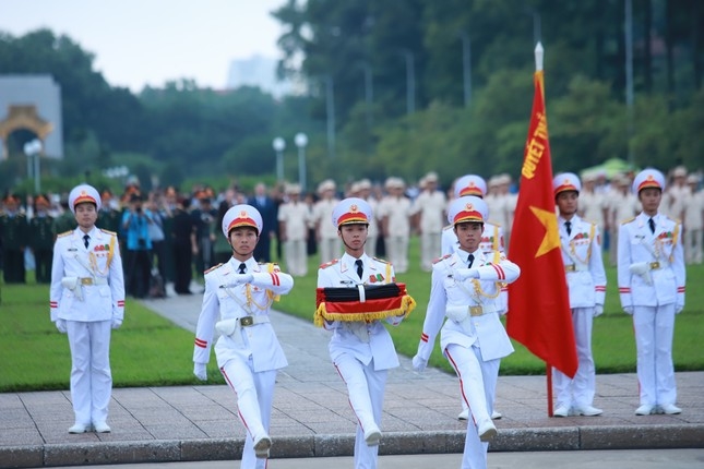 Đội tiêu binh Bộ Tư lệnh Bảo vệ Lăng Chủ tịch Hồ Chí Minh mang theo Quốc kỳ gắn băng tang tiến vào Quảng trường Ba Đình. (Ảnh: Tienphong.vn)