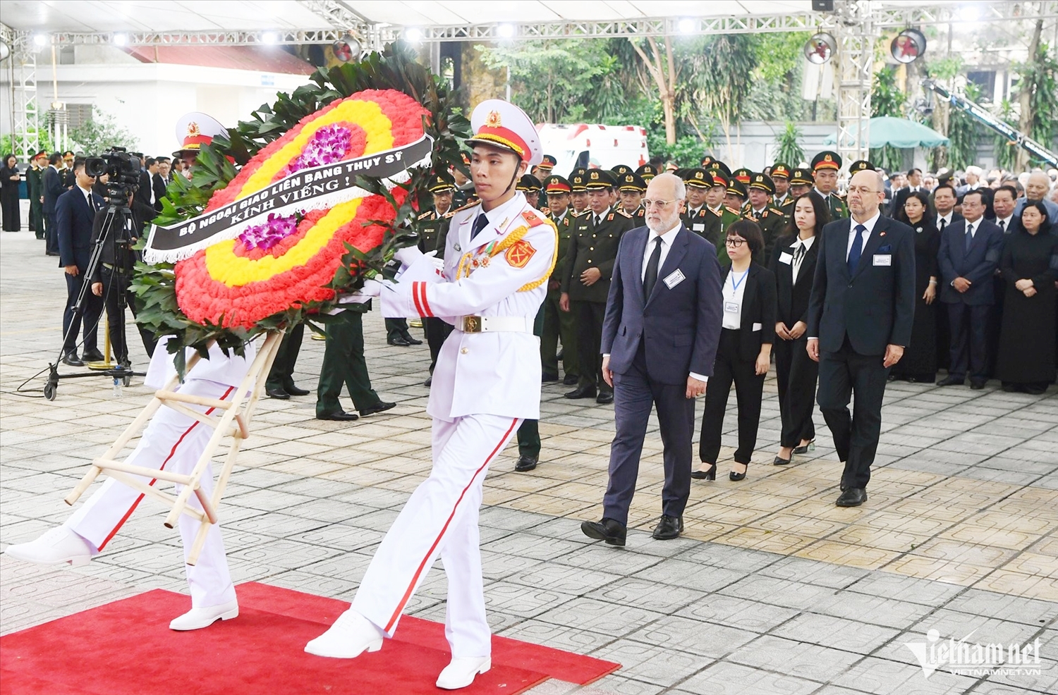 Quốc vụ khanh phụ trách Ngoại giao Thụy Sỹ vào viếng. (Ảnh: Vietnamnet.vn)