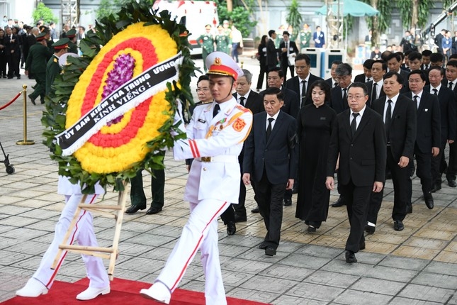 Đoàn Ủy ban Kiểm tra Trung ương vào viếng