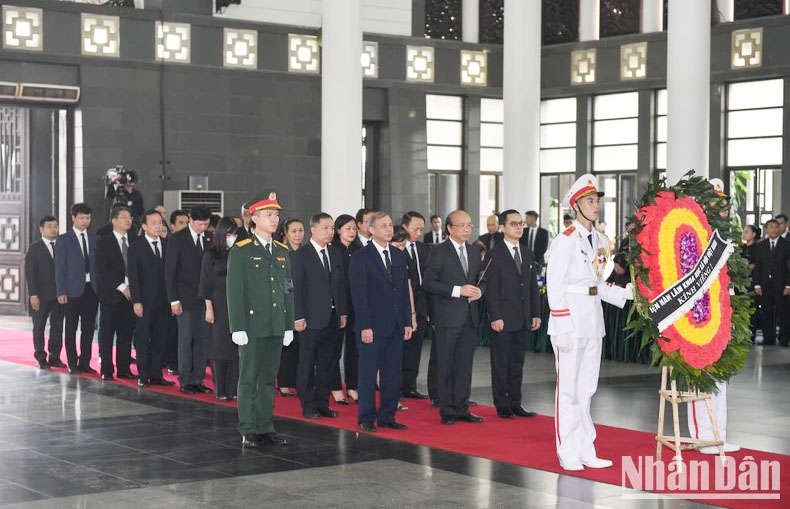 Đoàn Viện Hàn lâm Khoa học xã hội Việt Nam viếng Tổng Bí thư Nguyễn Phú Trọng. (Ảnh: Nhandan.vn)