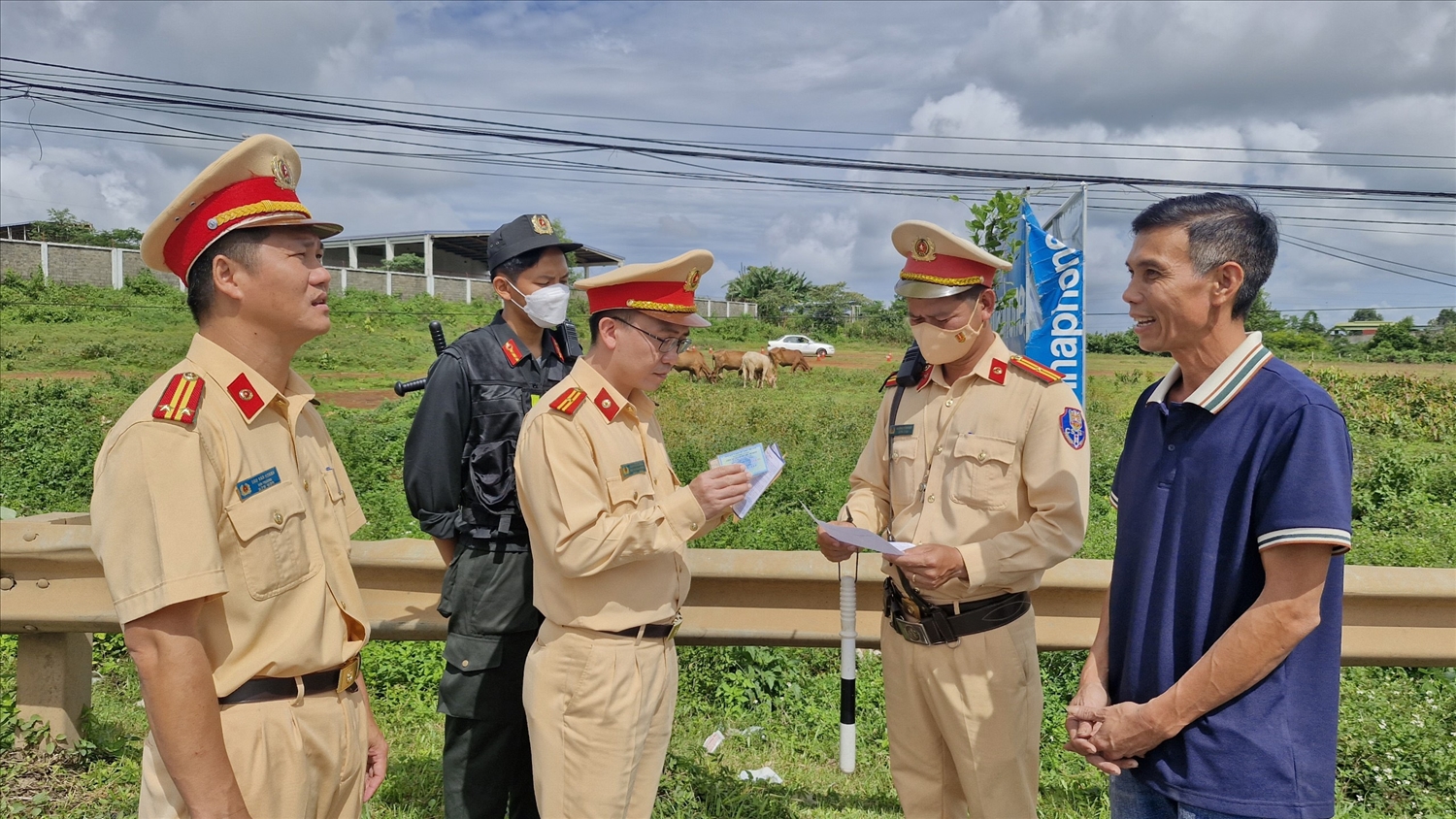 Ngoài kiểm tra nồng độ cồn Tổ công tác đặc biệt còn tăng cường kiểm tra xử lý tất cả các chuyên đề vi phạm an toàn giao thông