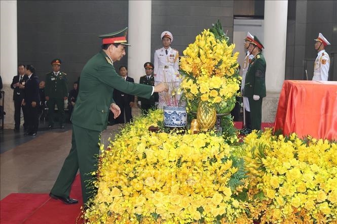 Đại tướng Phan Văn Giang, Phó Bí thư Quân ủy Trung ương, Bộ trưởng Bộ Quốc phòng viếng Tổng Bí thư Nguyễn Phú Trọng. Ảnh: TTXVN