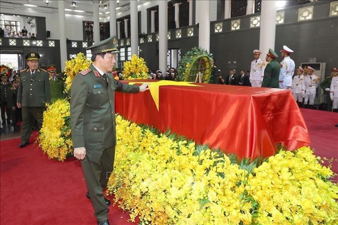 Thượng tướng Lương Tam Quang, Ủy viên Trung ương Đảng, Bí thư Đảng ủy Công an Trung ương, Bộ trưởng Bộ Công an viếng Tổng Bí thư Nguyễn Phú Trọng. Ảnh: TTXVN