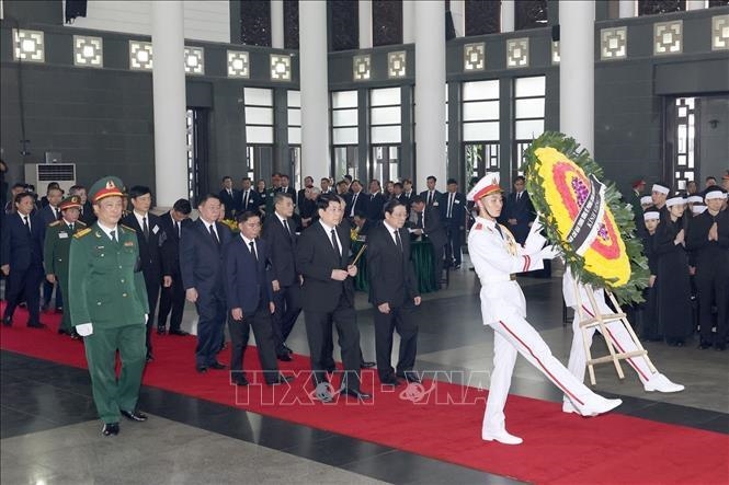 Đoàn Ban Chỉ đạo Trung ương về phòng, chống tham nhũng, tiêu cực do đồng chí Lương Cường, Uỷ viên Bộ Chính trị, Thường trực Ban Bí thư, Phó Trưởng Ban Chỉ đạo Trung ương về phòng, chống tham nhũng, tiêu cực làm Trưởng đoàn vào kính viếng đồng chí Nguyễn Phú Trọng. Ảnh: TTXVN