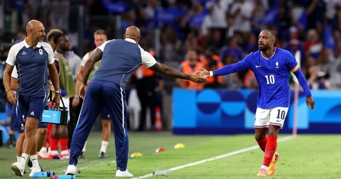 Lacazette bắt tay HLV Thierry Henry trong trận Pháp - Mỹ ở vòng bảng bóng đá nam Olympic 2024 (Ảnh: AP)