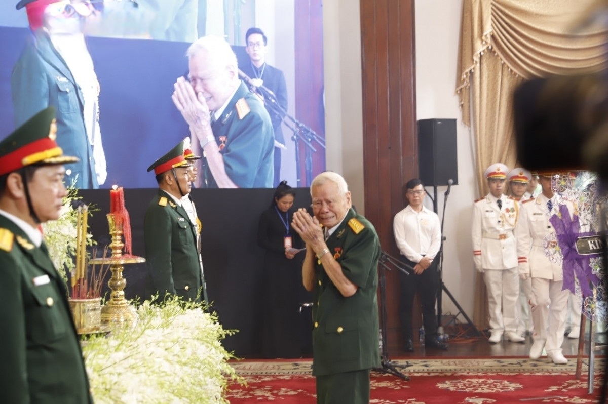 Trên tuyến phố Hàn Thuyên (Hà Nội) dòng người mỗi lúc lại dài thêm, trang nghiêm xếp hàng để vào viếng Tổng Bí thư 7