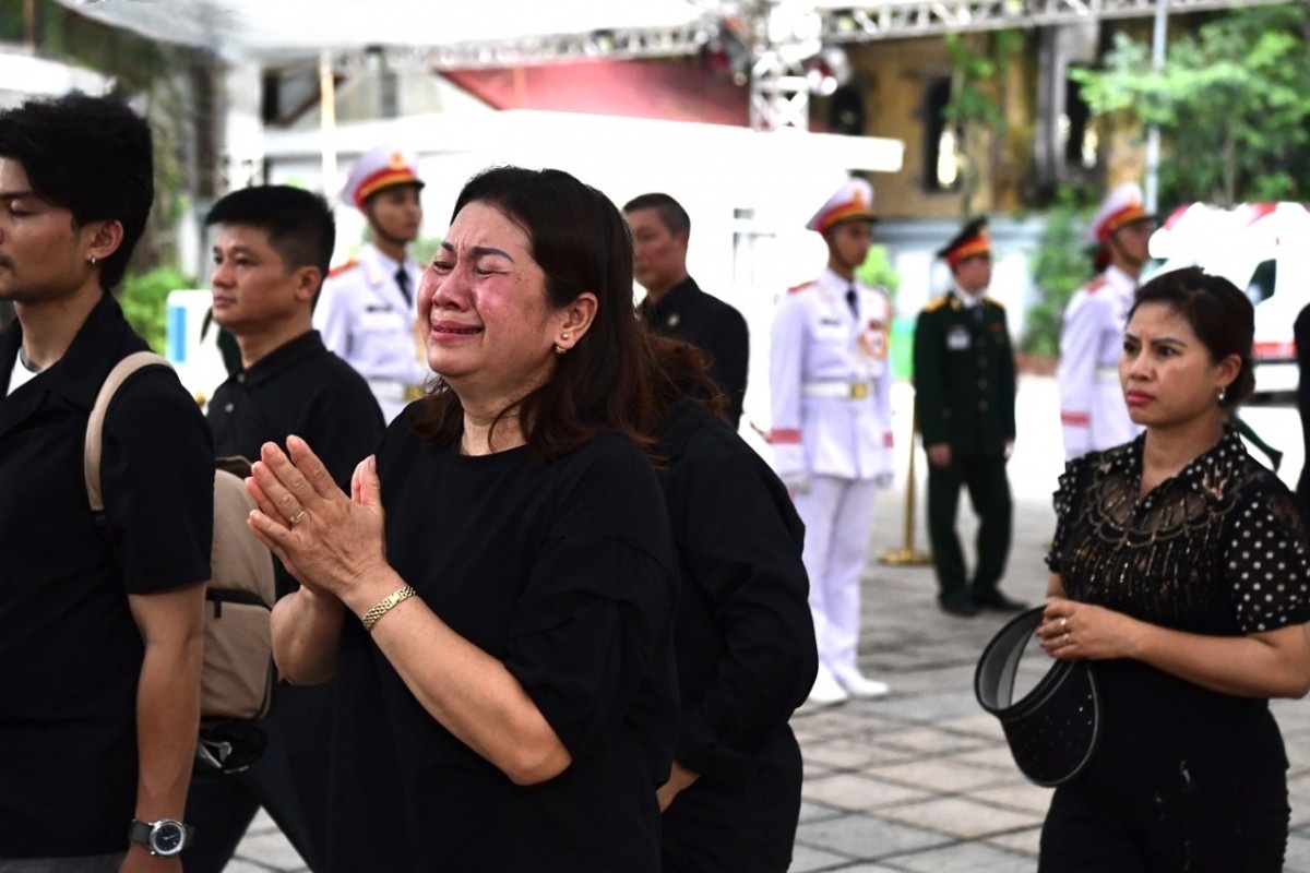 Trên tuyến phố Hàn Thuyên (Hà Nội) dòng người mỗi lúc lại dài thêm, trang nghiêm xếp hàng để vào viếng Tổng Bí thư 1