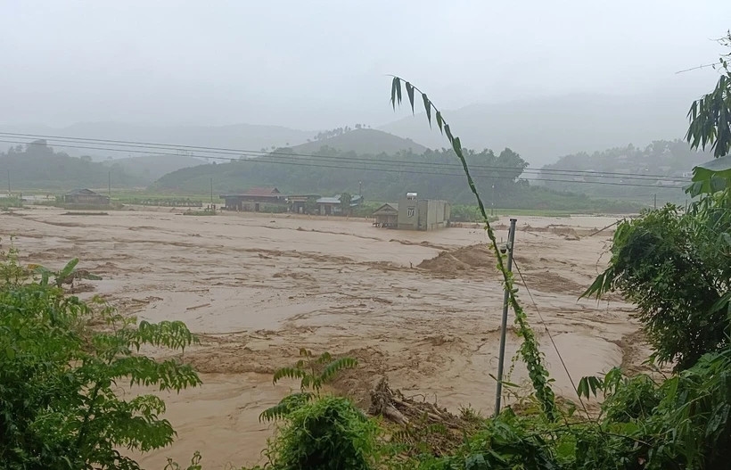 Khoảng 1.000ha lúa, cỏ chăn nuôi, ao cá tại 28 xã trên địa bàn huyện Thuận Châu (Sơn La) bị ngập, nhiều căn nhà bị cuốn trôi, một số tuyến đường bị ngập, sạt lở.