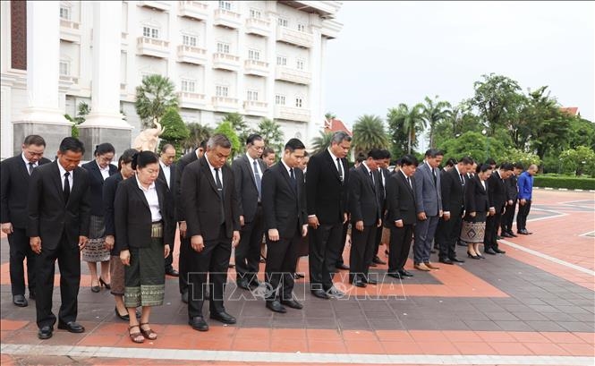 Cán bộ, nhân viên Văn phòng Thủ tướng Lào tưởng niệm Tổng Bí thư Nguyễn Phú Trọng tại Lễ Quốc tang. Ảnh: Xuân Tú/Pv TTXVN tại Lào