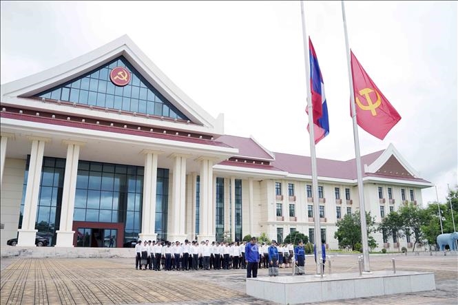 Lễ treo cờ rủ tại Văn phòng Trung ương Đảng NDCM Lào. Ảnh: Đỗ Bá Thành/Pv TTXVN tại Lào