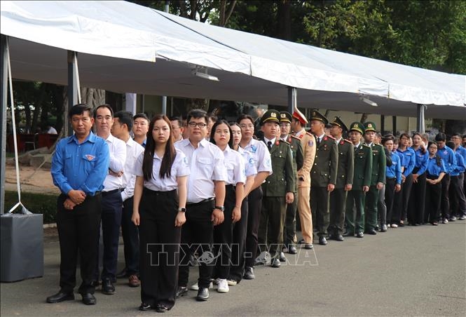 Đại diện các cơ quan đoàn thể vào viếng Tổng Bí thư Nguyễn Phú Trọng tại Hội trường Thống Nhất, Thành phố Hồ Chí Minh. Ảnh: Thu Hương/TTXVN