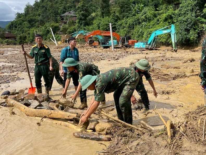 Ngoài các phương tiện, máy móc, lực lượng cứu hộ tỉnh Điện Biên còn dùng tay tìm kiếm người bị nạn - nghi do bị bùn đất vùi lấp.