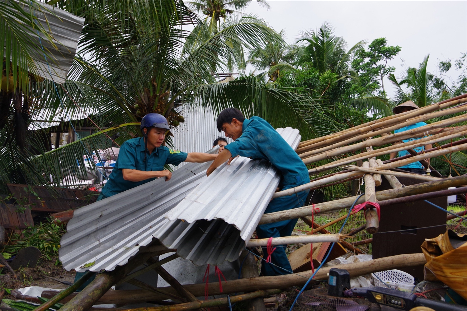 Các lực lượng tập trung hỗ trợ người dân trên địa bàn huyện Vị Thuỷ ( Hậu Giang) bị ảnh hưởng thiên tai sớm ổn định cuộc sống 