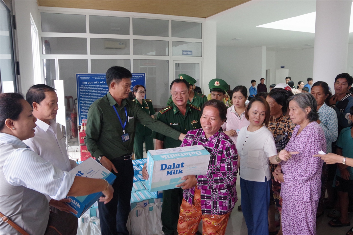 Ông Nguyễn Thành Tự, Bí thư Đảng uỷ phường Mỹ Đức , TP. Hà Tiên ( Kiên Giang) trao quà đến các đại biểu tham dự Hội nghị 