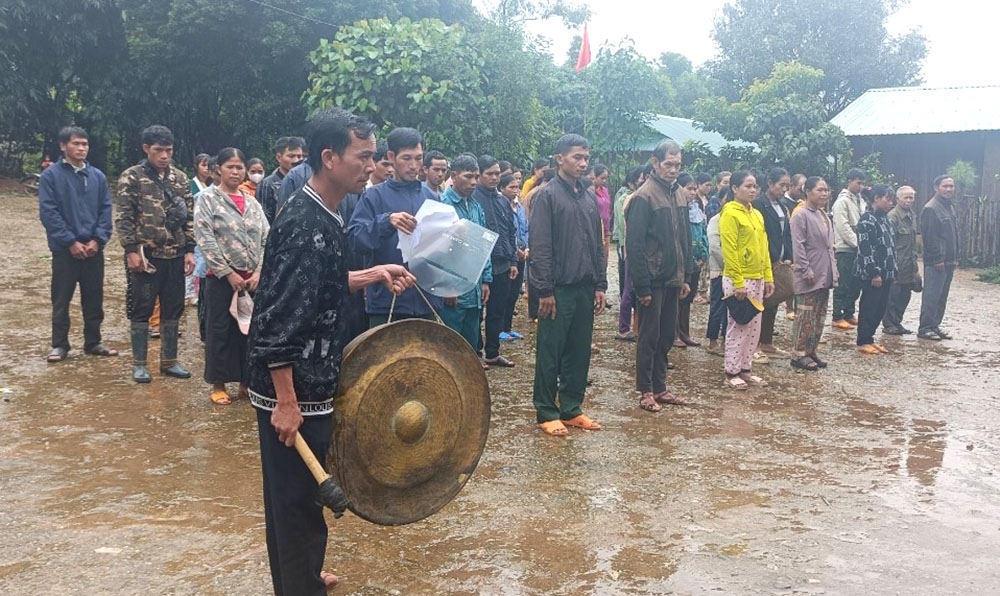 Đồng bào Xơ Đăng huyện Tu Mơ Rông đánh bài chiêng buồn để thành kính tiễn đưa đồng chí Tổng Bí thư Nguyễn Phú Trọng