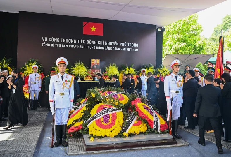 Đội tiêu binh thực hiện nghi thức hạ huyệt linh cữu Tổng Bí thư. Gia đình cùng các đại biểu thả hoa và những nắm đất đầu tiên xuống huyệt mộ. Sau nghi thức đóng mộ, những vòng hoa tươi được đội tiêu binh phủ lên