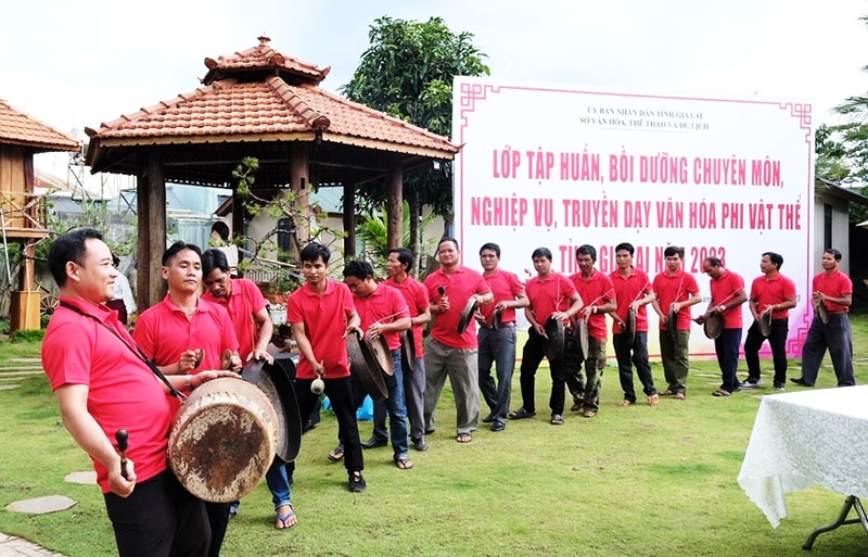 Các học viên tham gia lớp tập huấn năm 2023 trình diễn cồng chiêng 