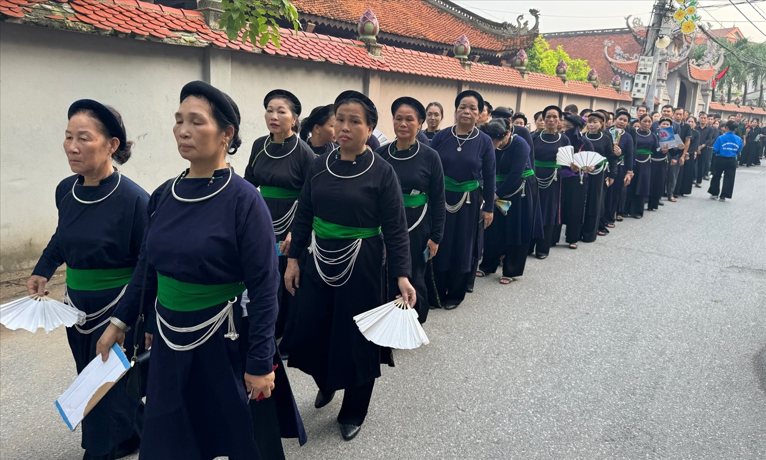 Đoàn đồng bào dân tộc Tày vượt gần 400km từ Cam Đường (Lào Cai) để về Hà Nội viếng Tổng Bí Thư Nguyễn Phú Trọng